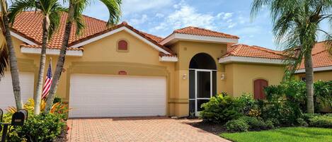 Beautiful 3BD/3B vacation house in gated community, in the heart of Fort Myers