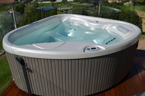 Le jacuzzi pour deux personnes (peignoirs fournis)