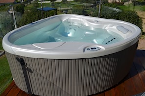 Le jacuzzi pour deux personnes (peignoirs fournis)