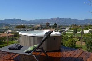 La terrasse et son jacuzzi privatif