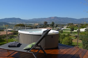 La terrasse et son jacuzzi privatif