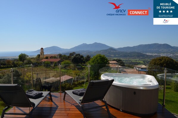 La terrasse avec jacuzzi, vue mer, îles Sanguinaires et montagnes !