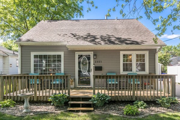 Relaxing front deck to have cocktails & enjoy the peaceful neighborhood.