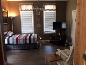 TV room with Smart TV and Twin Bed