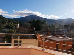 La terrasse  de la chambre parentale, vue sur le Pic du Néoulous  ( les Abères)