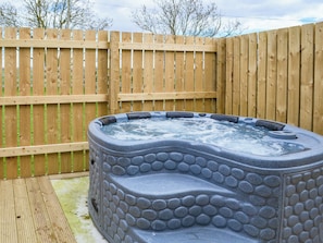 Hot tub | Oxley Cottage, Habertoft