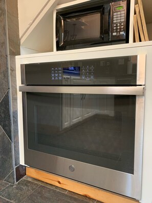 Upgraded Oven ready with a supply of pots/pans