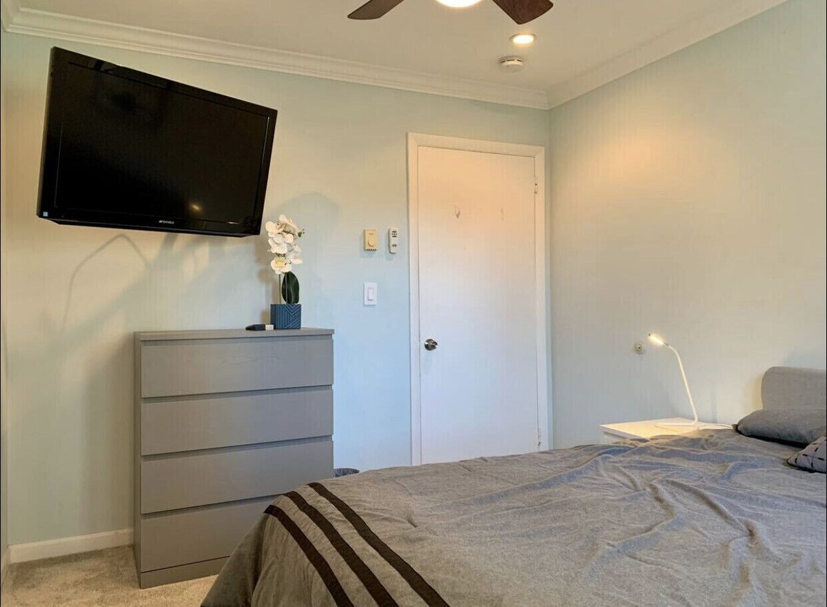 Heart of downtown Stamford! Cozy Apt, close to everything!