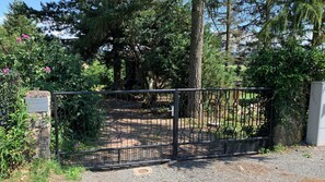 Der Zugang in den Garten, zum Ferienhaus und der Parkplatz.