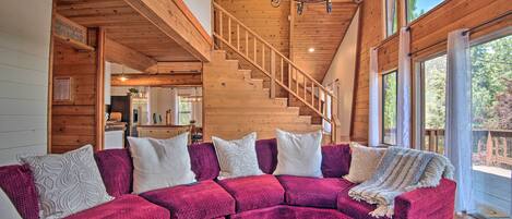 Enjoy upscale luxuries in this modern cabin, part of the Pine Mountain Club!