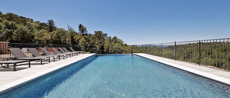 La piscine de la villa Chardonnay, à débordement, de 10m par 5m, sécurisée