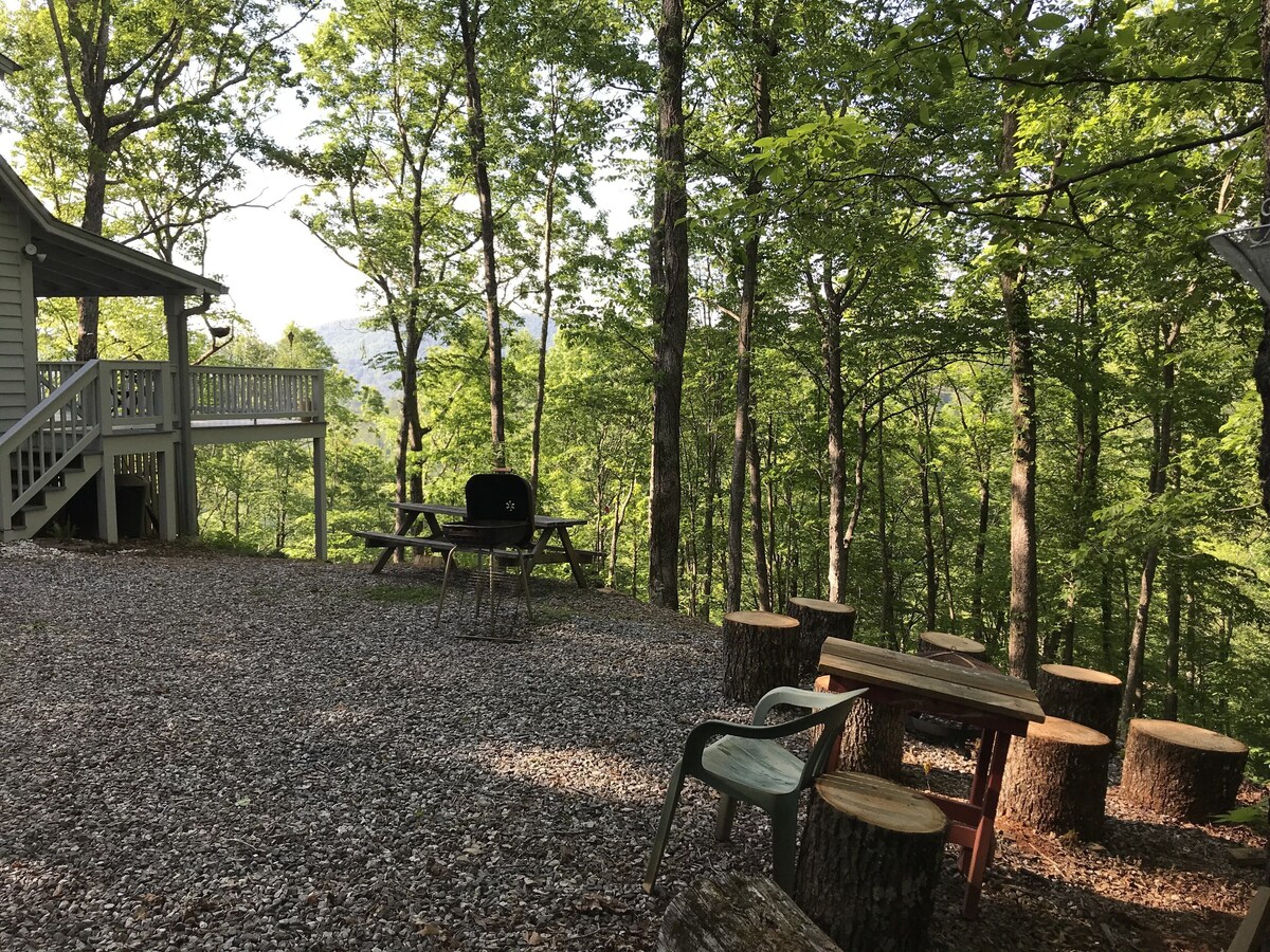 Mountain Top Views | Deck + BBQ | PetsOK | Firepit