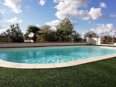 Le Gite du Moulin avec sa piscine, spa privatif et terrain de pétanque. 