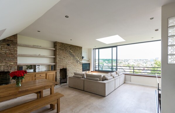 Living area
