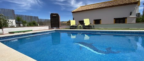 pool 32m2.