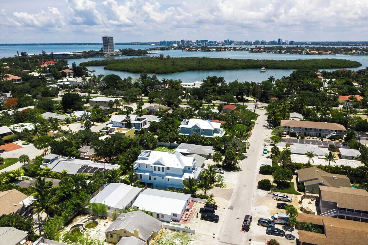 Putting green, Rooftop Deck AND Beach/Gulf Views with Private Heated Pool/Spa.