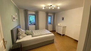 Drittes ruhiges und schönes Schlafzimmer mit grossem Bett