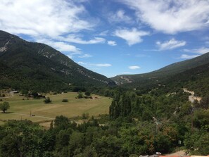 Vue de la Terrasse sur le Mont Ventoux 