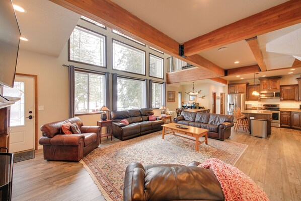 Sagle Vacation Rental | 7BR | 7.5BA | Stairs Required | 4,800 Sq Ft