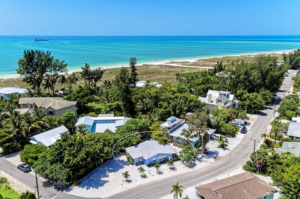 LaCasita -Oh So close to the beautiful white sand beach