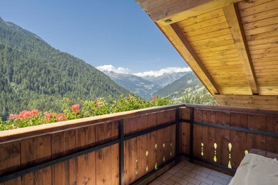 Accogliente casa vacanze "Haus Hubertus - FeWo 6" con Wi-Fi, vista sulle montagne, balcone e bella vista; ristorante e parcheggio a disposizione