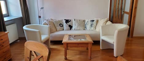 gemütliche Sitzgarnitur im Wohnzimmer