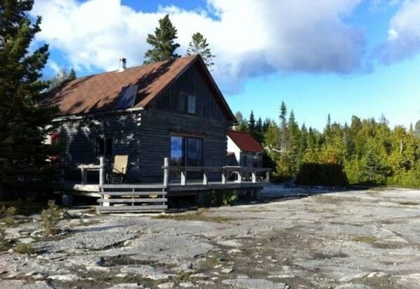 main cabin (4 bedrooms)