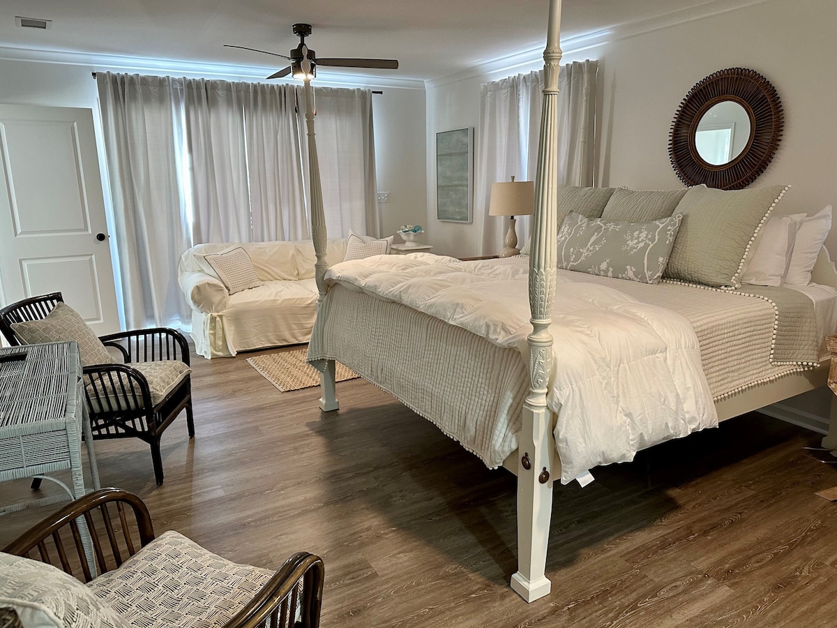 2 Master Suites and 2 Guest Bedrooms with Private Pool