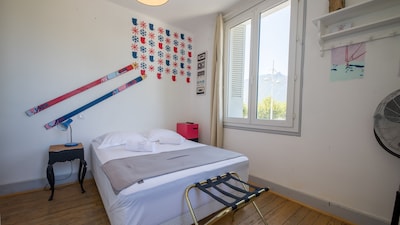 Pour 19 personnes : 9 chambres + bar + sonorisation + terrasses + jeux d'enfants