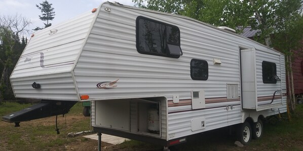 set up fifth wheel for camping, back view, 