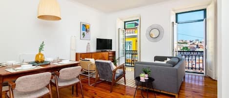 Welcome to my mid-century modern 2 Bedroom Apartment in central Lisbon.