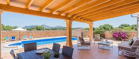 Terraza  piscina con vistas a la Atalaya y a Alcudia.