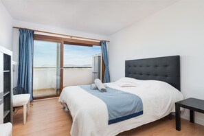 Appartement LYNA avec piscine, pour deux personnes et chambre avec lit double