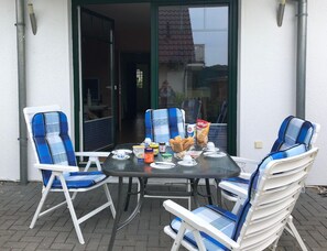 Terrasse. Sonnige windgeschützte Terrasse