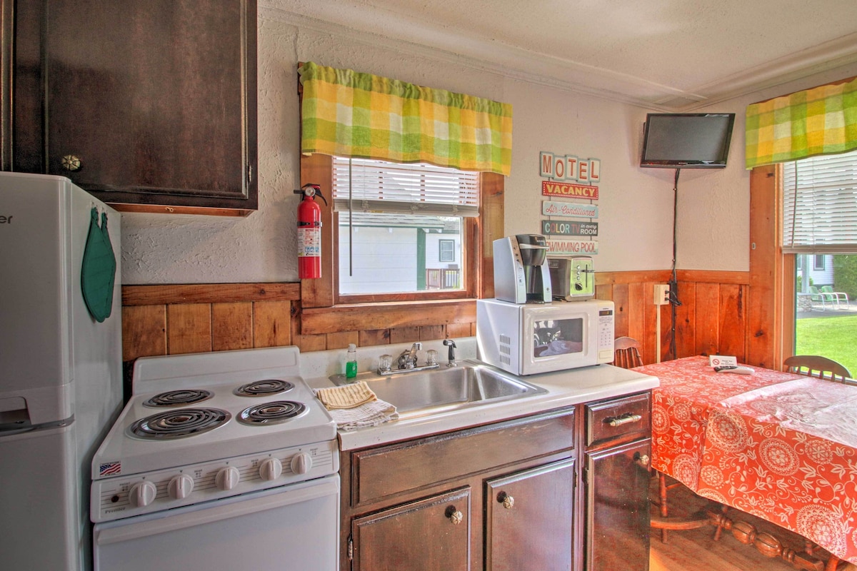 Charming Laconia Cottage: Walk to Weirs Beach