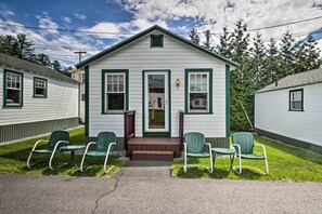 Come visit this well-appointed 1-bedroom, 1-bathroom cottage in Laconia.