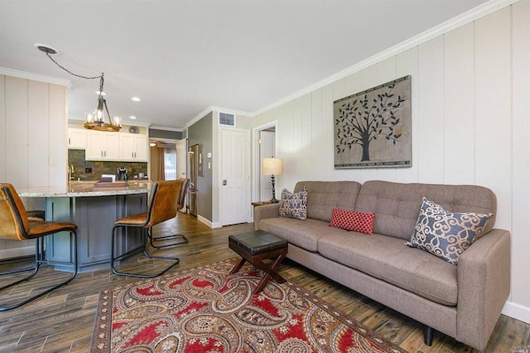 Indulge in comfort and style at this charming Napa Valley retreat.