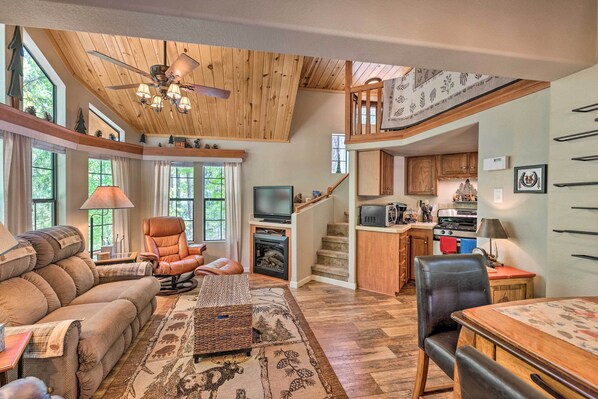 Show Low Vacation Rental | 1BR | 1BA | Stairs Required | 513 Sq Ft