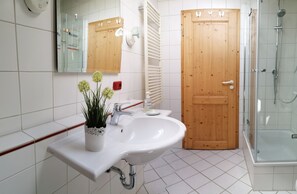 Ferienwohnung für 2-4 Personen, 1 sep. Schlafzimmer und Balkon in Chieming-Laimgrub-Badezimmer mit Dusche