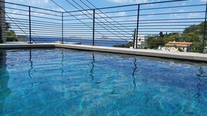 Vue sur mer de la piscine