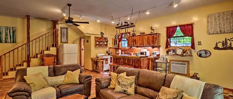 Embark on lakeside adventures at this 2-bed, 1-bath Royal vacation rental home.