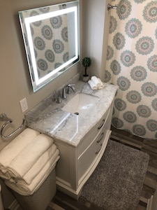 Stunning Niagara Warm,Cozy and Clean Suite Stay