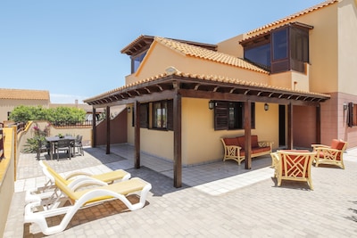 Encantadora "Villa María" con vistas al mar, jardín, terraza y Wi-Fi; aparcamiento disponible.