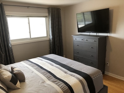 Niagara Executive Luxury - HUGE, Warm, Cozy and Clean 3 Bed, 1 Bath SuiteStay