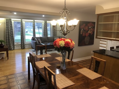 Niagara Executive Luxury - HUGE, Warm, Cozy and Clean 3 Bed, 1 Bath SuiteStay