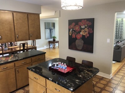 Niagara Executive Luxury - HUGE, Warm, Cozy and Clean 3 Bed, 1 Bath SuiteStay