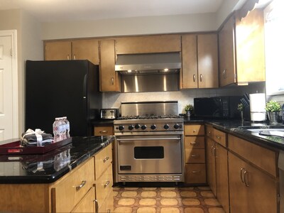 Niagara Executive Luxury - HUGE, Warm, Cozy and Clean 3 Bed, 1 Bath SuiteStay