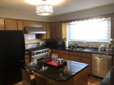 Niagara Executive Luxury - HUGE, Warm, Cozy and Clean 3 Bed, 1 Bath SuiteStay