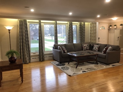 Niagara Executive Luxury - HUGE, Warm, Cozy and Clean 3 Bed, 1 Bath SuiteStay