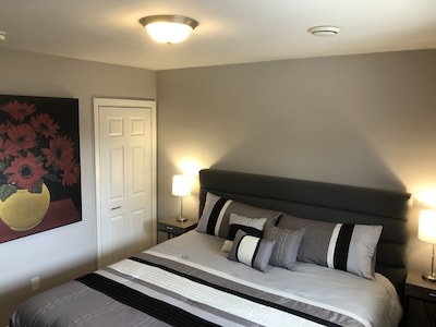 Niagara Executive Luxury - HUGE, Warm, Cozy and Clean 3 Bed, 1 Bath SuiteStay